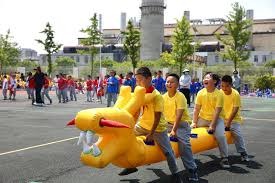 男子用手套自制钓鱼手势浮漂，看到“OK”就表示鱼已咬钩浮漂